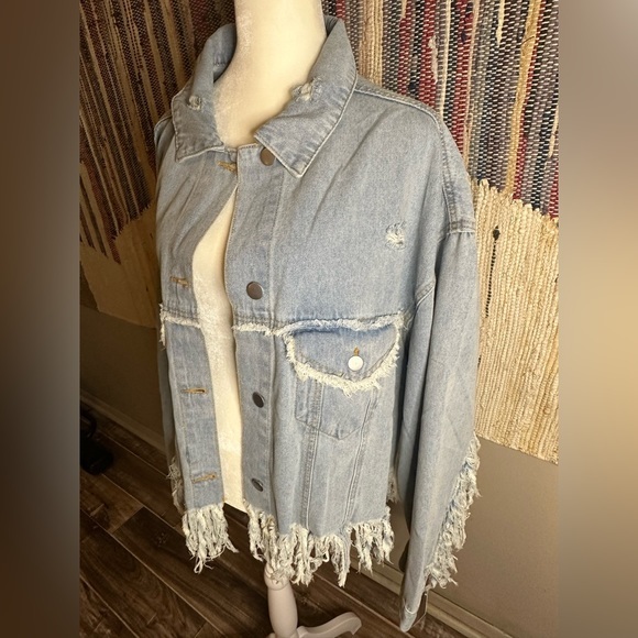 BNWT, PLUS POL cropped, distressed denim jacket with fringe - Picture 5 of 12